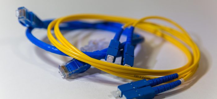 全球互联网ip地址路由示意图，蓝金色光纤网络节点在黑色背景下交织闪烁，专业网络技术主题